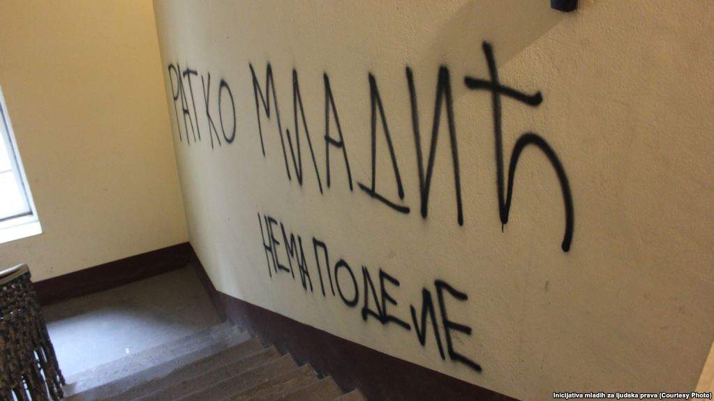 Beograd: Nacionalisti ispisali "Ratko Mladić", Inicijativa mladih im poručila: U Srebrenici je počinjen genocid